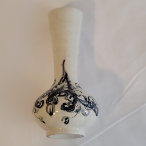 Handpainted Portugal vase blue white floral crackle underglaze 6.5" - Picture 5 of 8